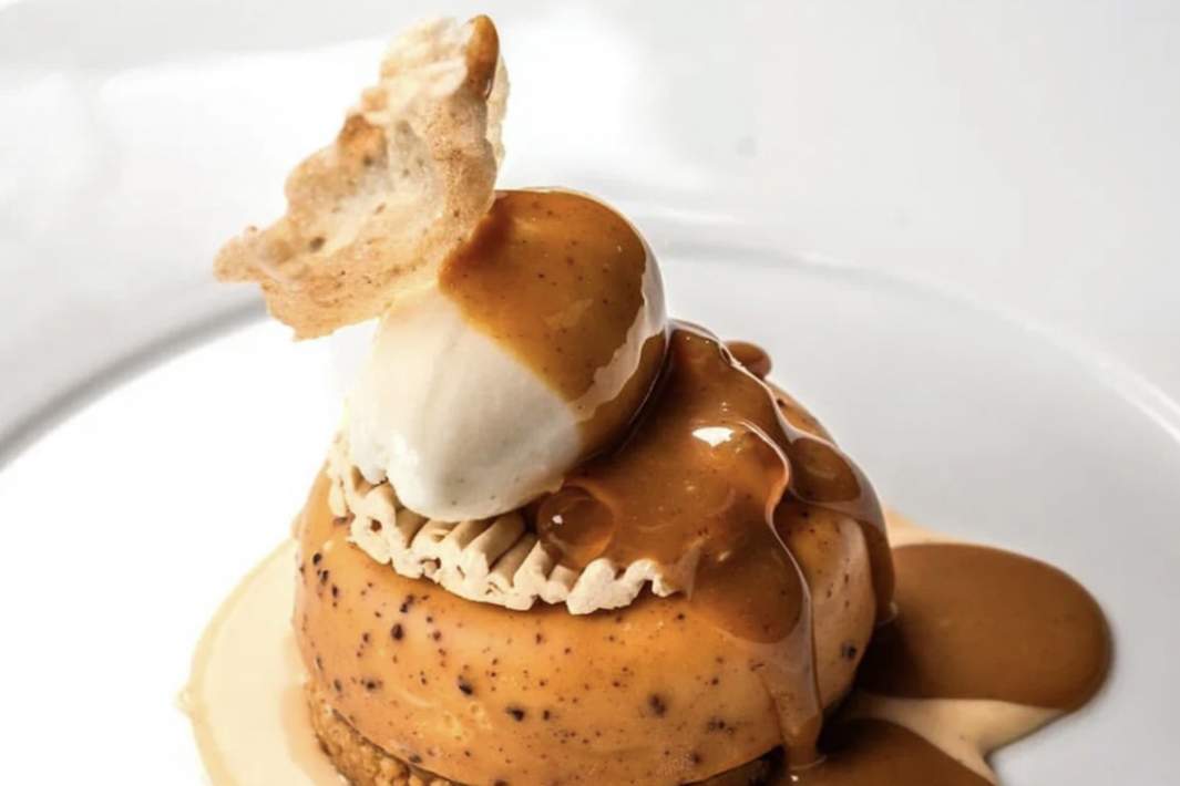 Ганаш с генмайча чаем с миндальным крамблом, карамельным