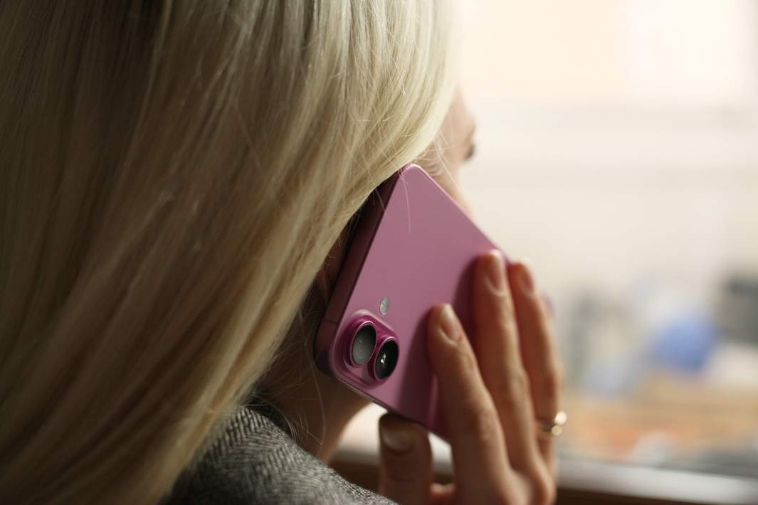 Женщина разговаривает по телефону