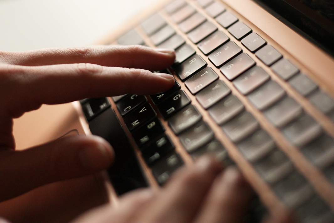 Рука на клавиатуре 