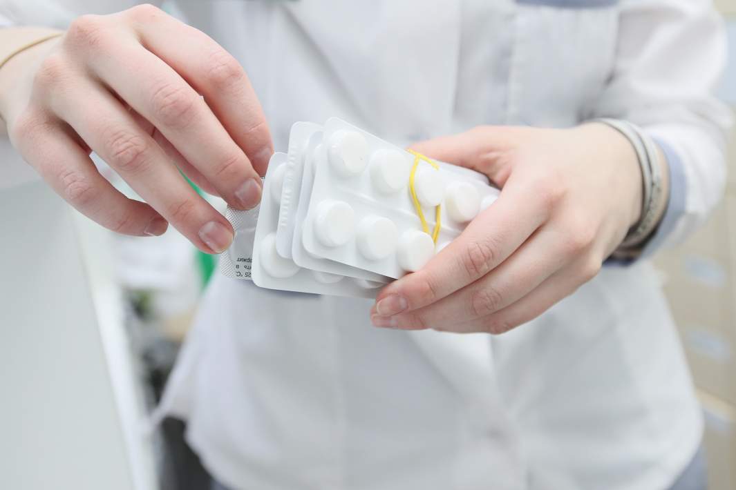 Таблетки в руках