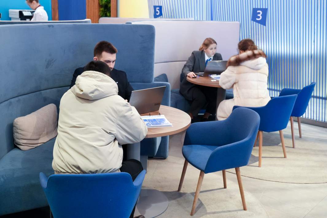 Посетители в офисе банка 