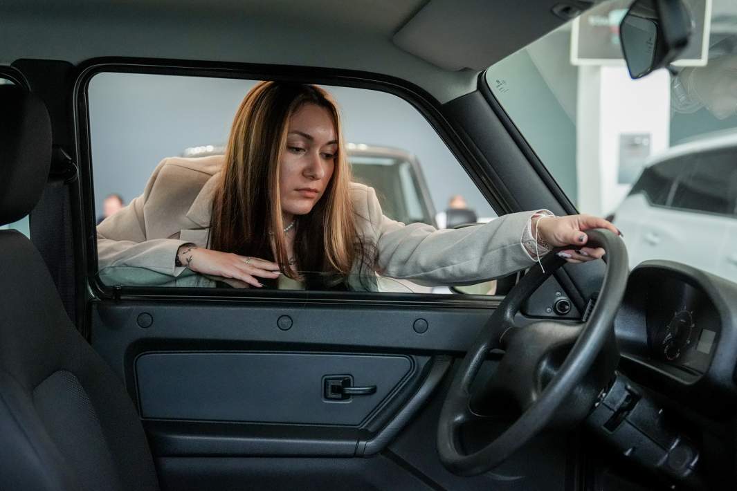 Девушка смотрит автомобиль 