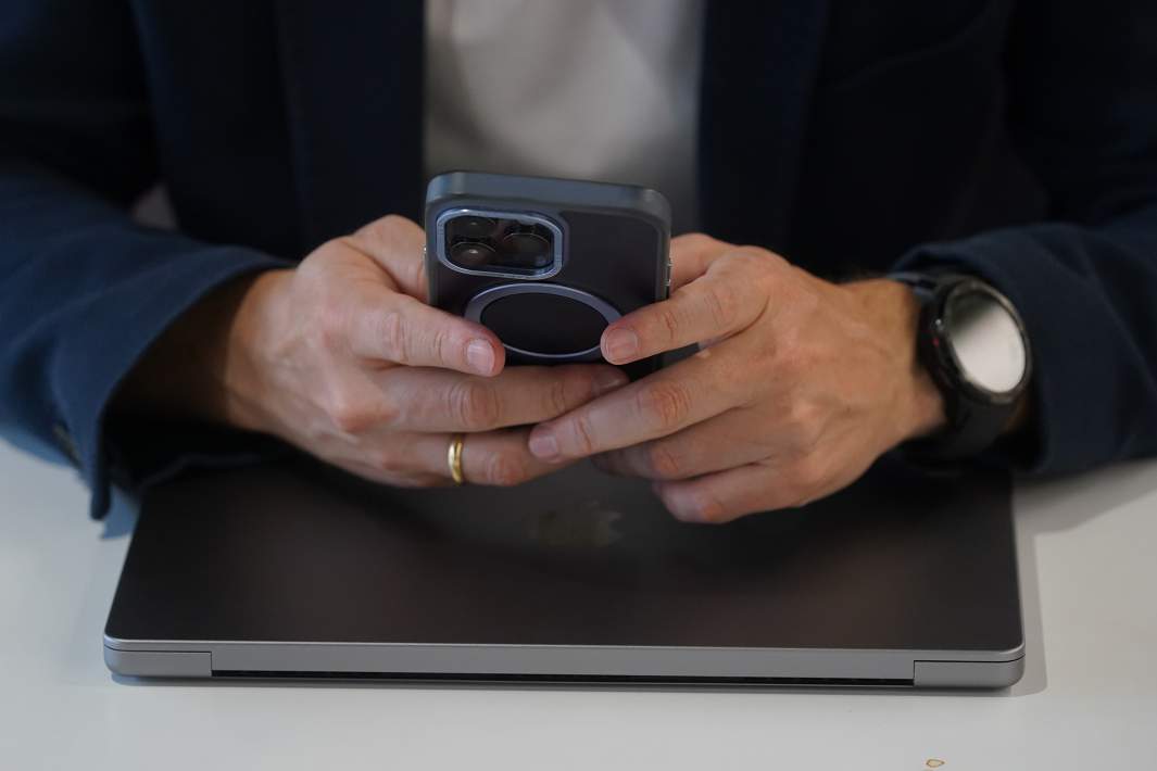 Телефон в руке 