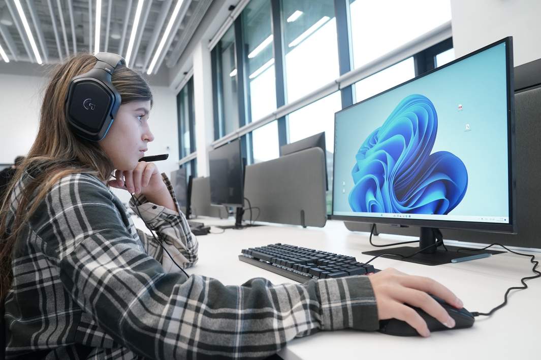 Подросток за работой 