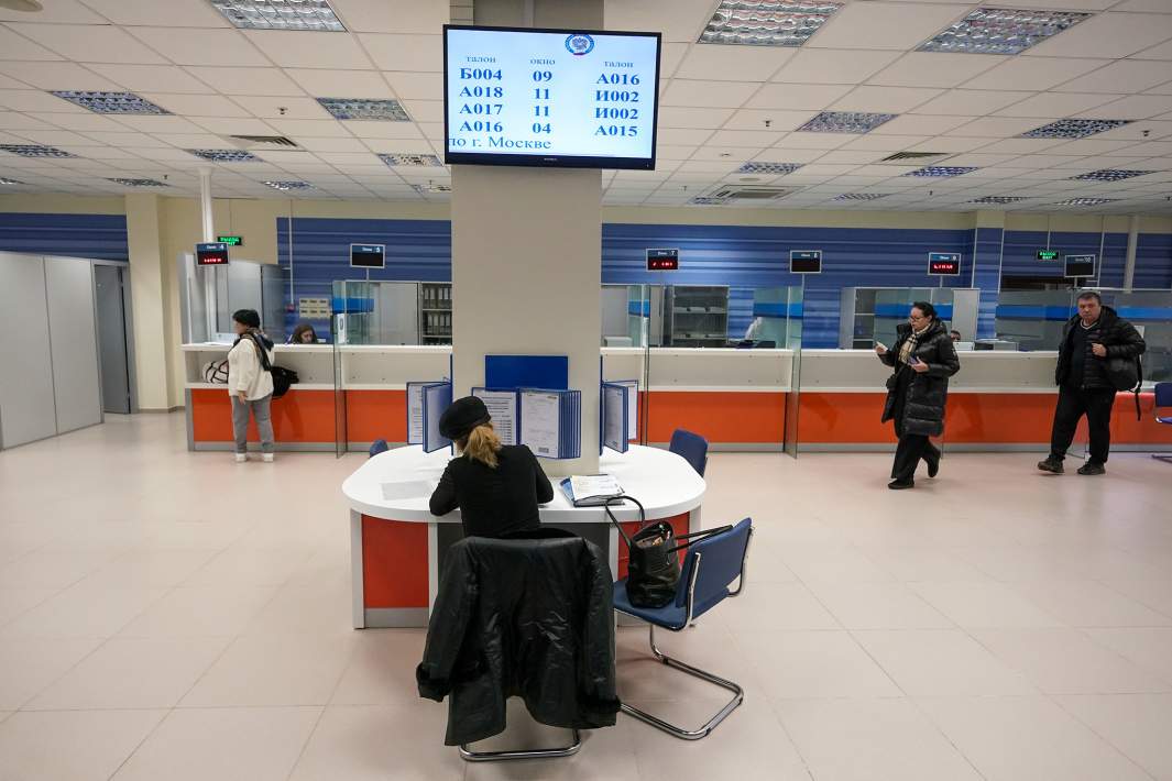 Люди в отделении ФНС 