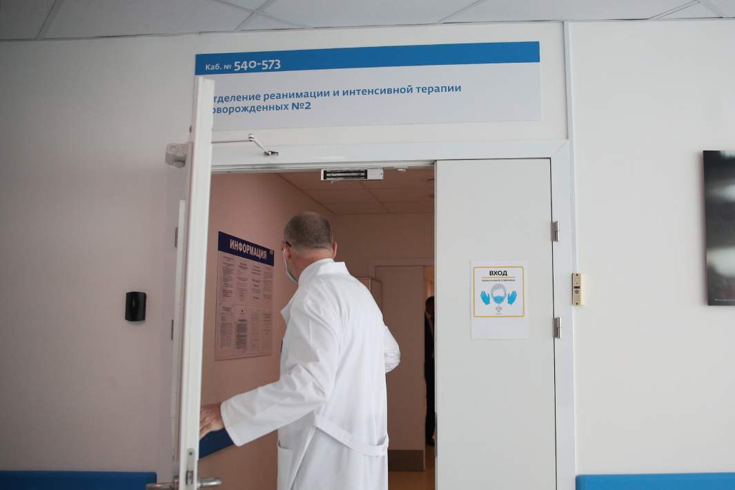 Врач входит в кабинет реанимации 