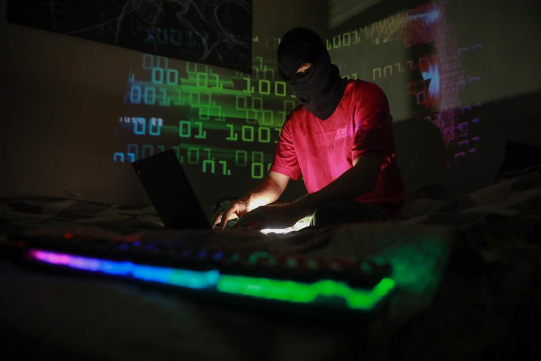 Хакер во время взлома