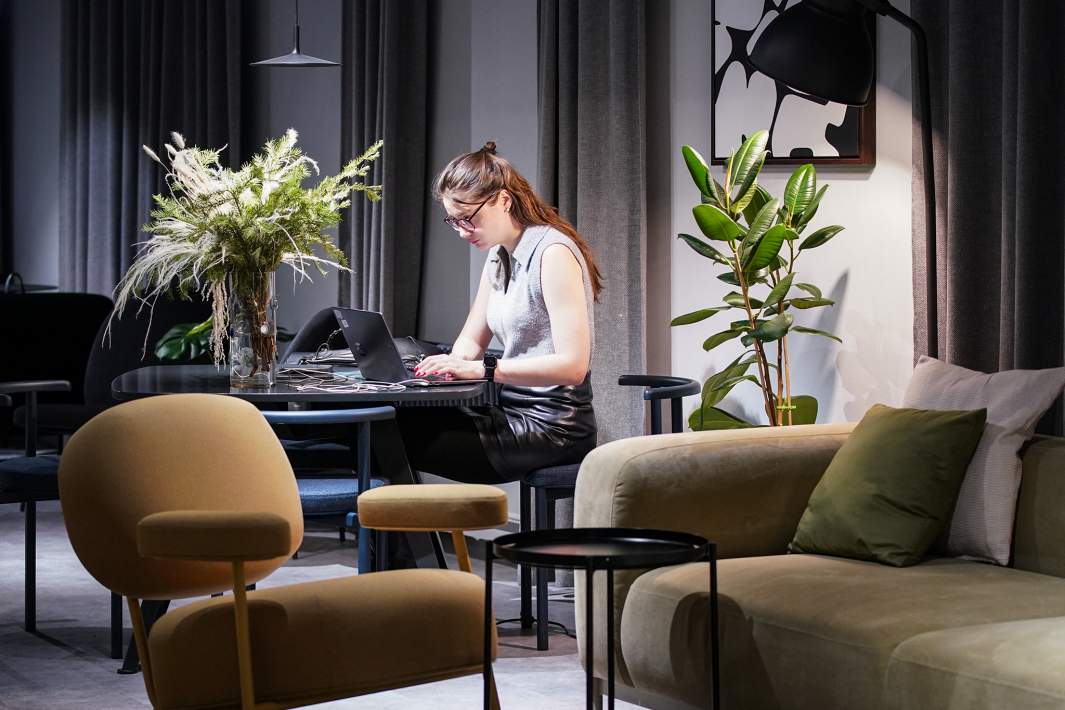 Девушка работает за ноутбуком 