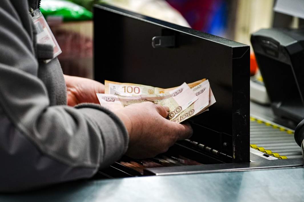 деньги в руках