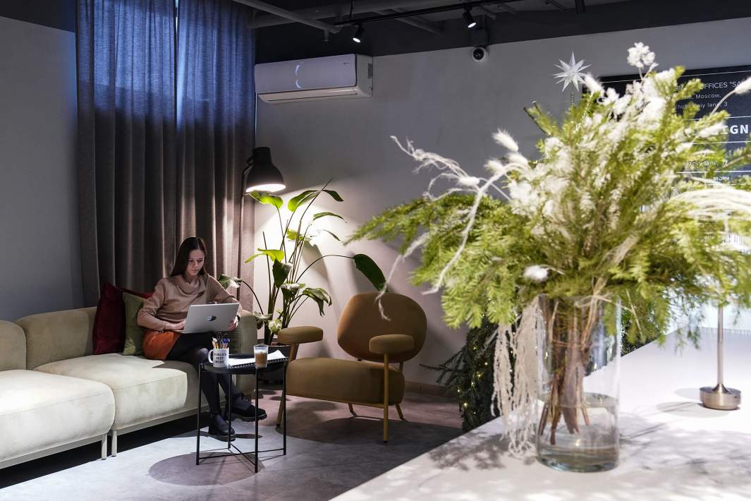 Девушка работает за ноутбуком 