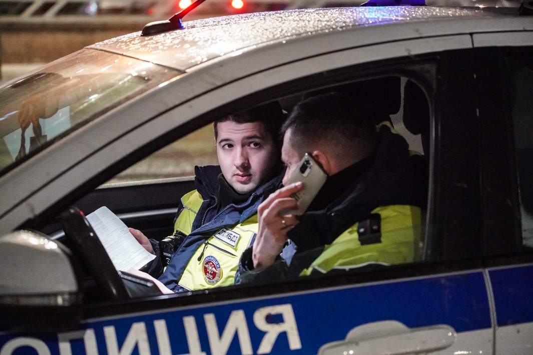 Сотрудники ДПС в машине 