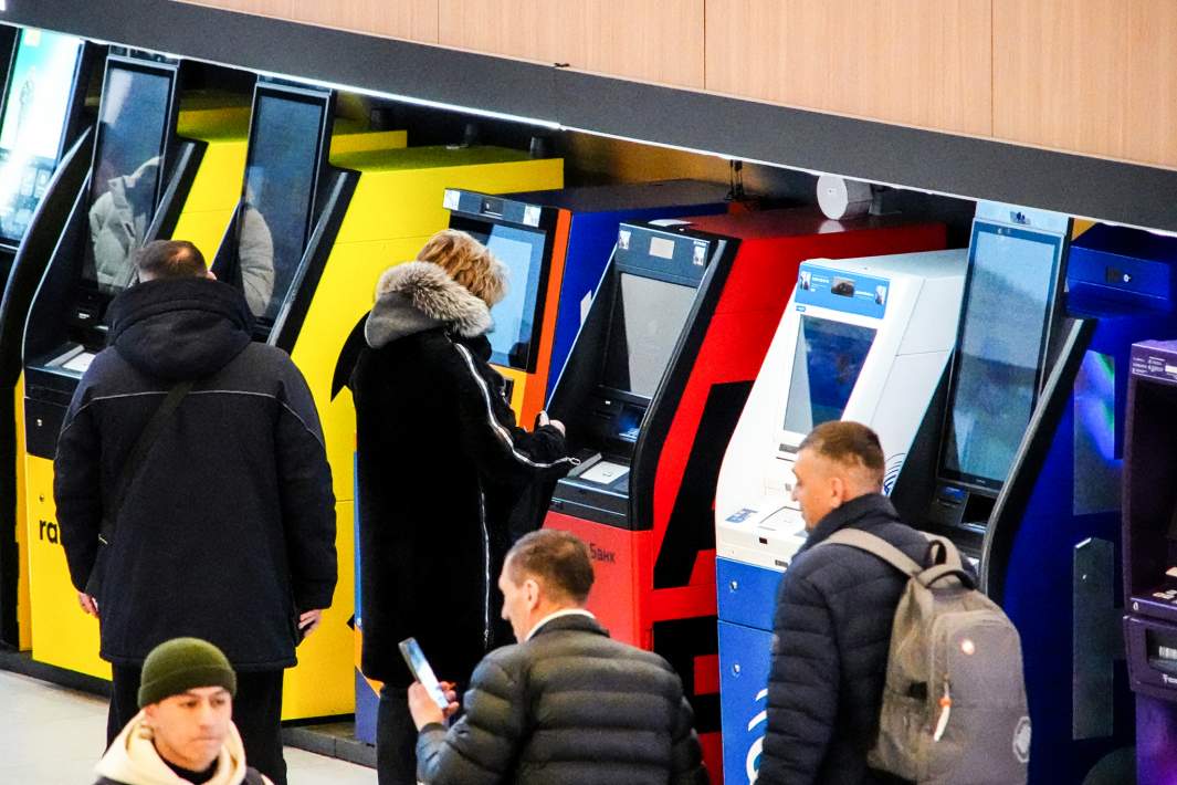 Люди у банкоматов 