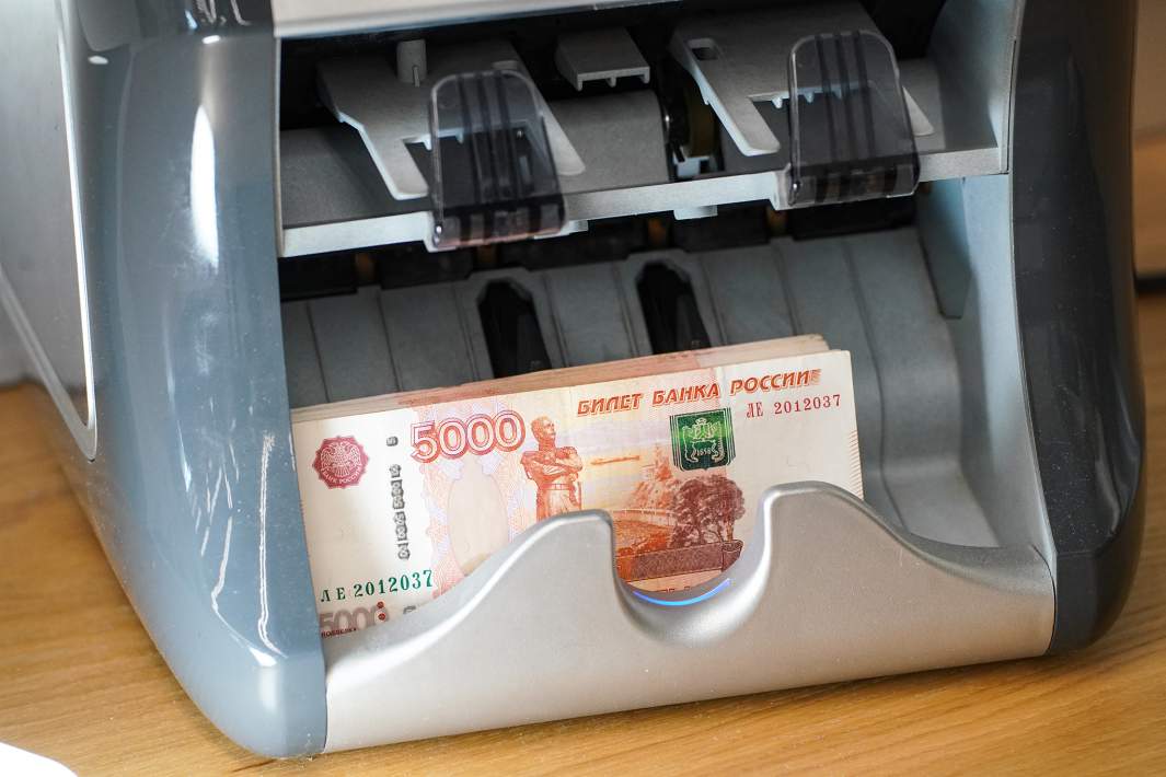 Рублевые купюры в счетной машинке 