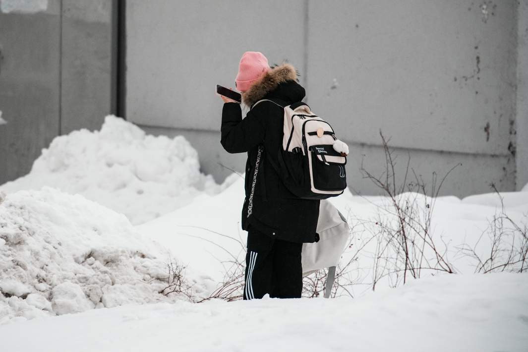 Школьник разговаривает по телефону 