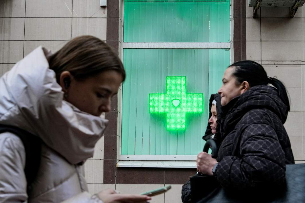 Женщины на фоне аптеки 