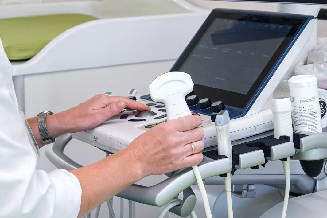 Врач в кабинете УЗИ