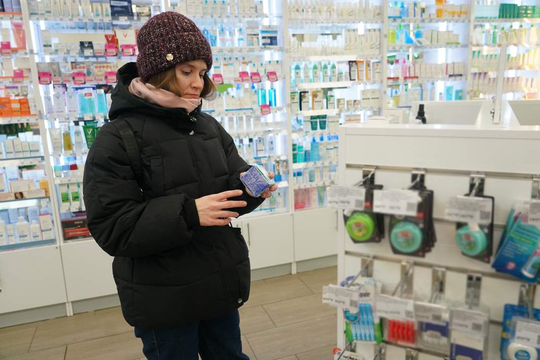 Покупатель в аптеке 