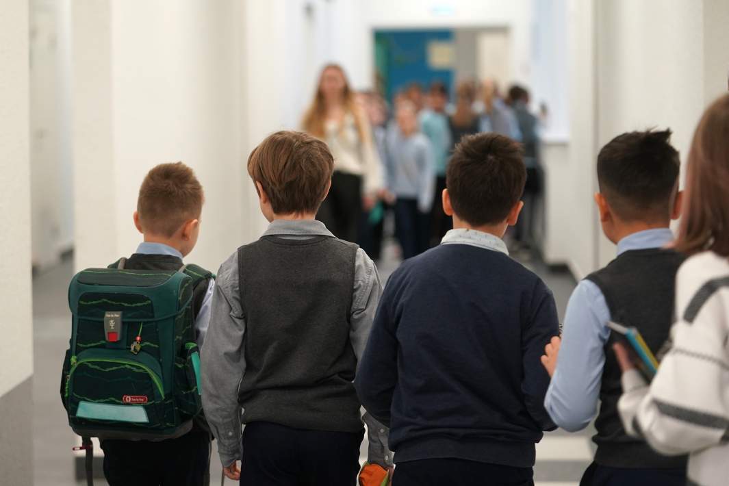 Дети коридоре школы 