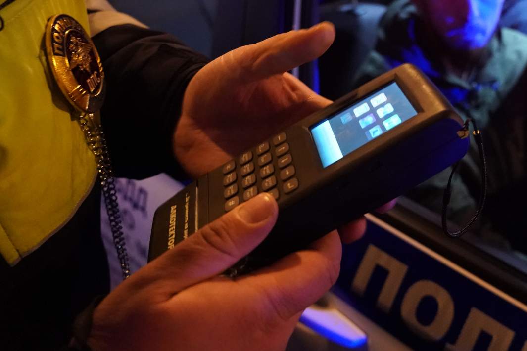 Алкотестер в руках сотрудника ДПС 