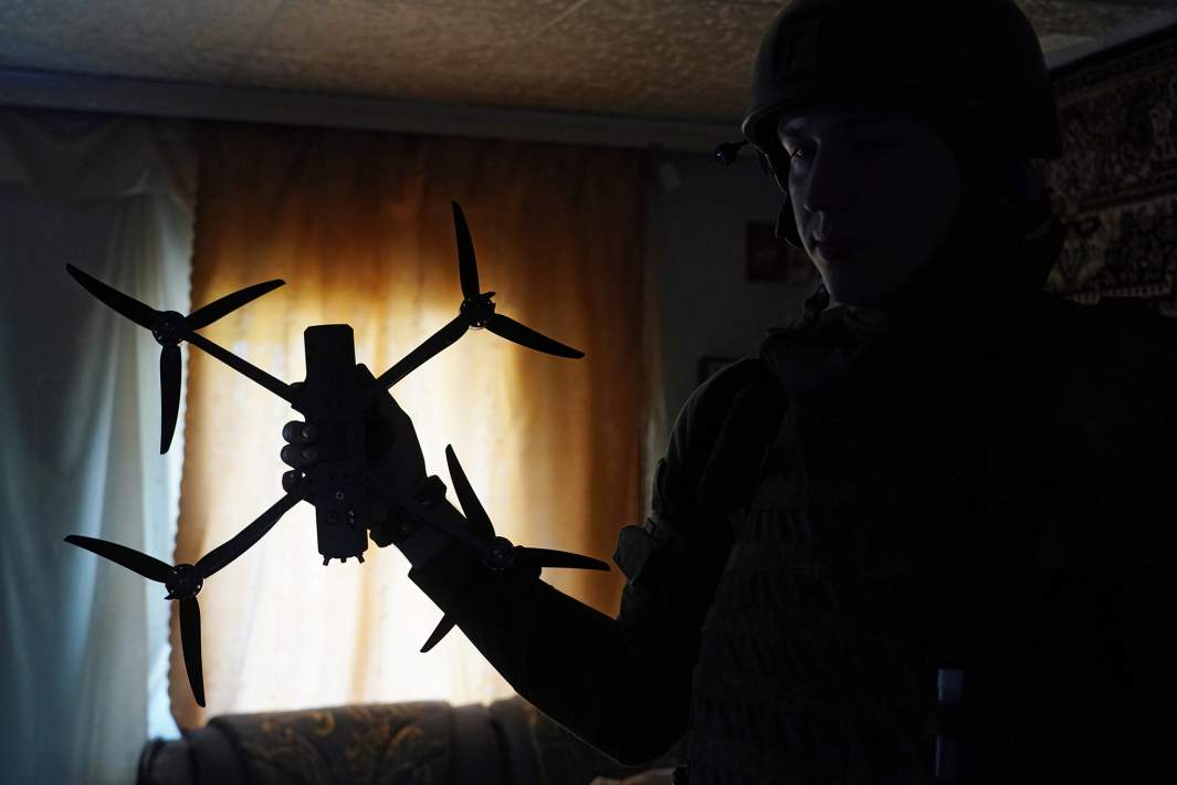 Дрон в руках солдата