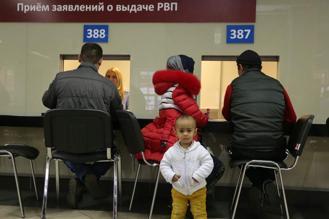 Мигранты оформляют документы