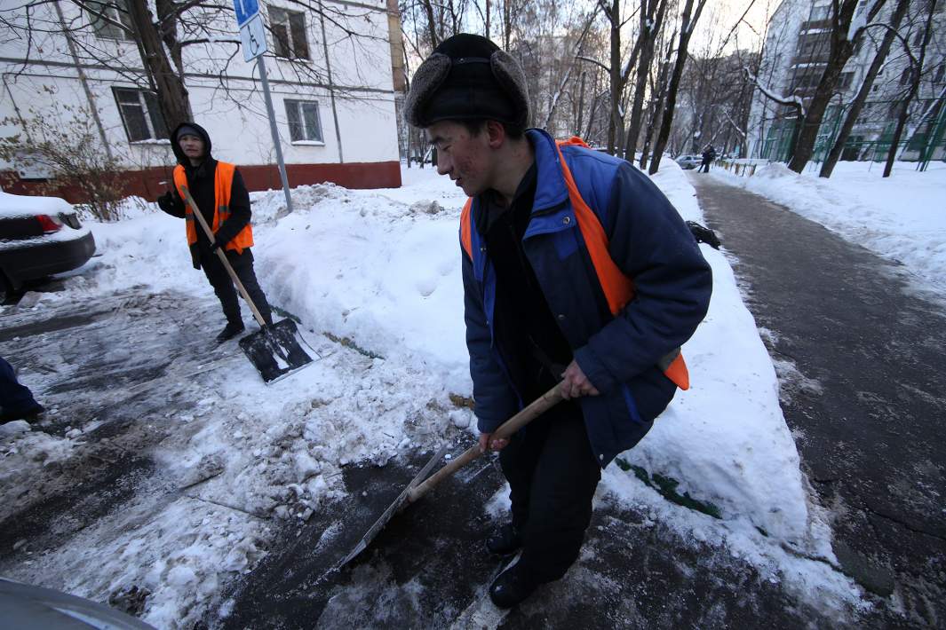 Мигранты убирают снег