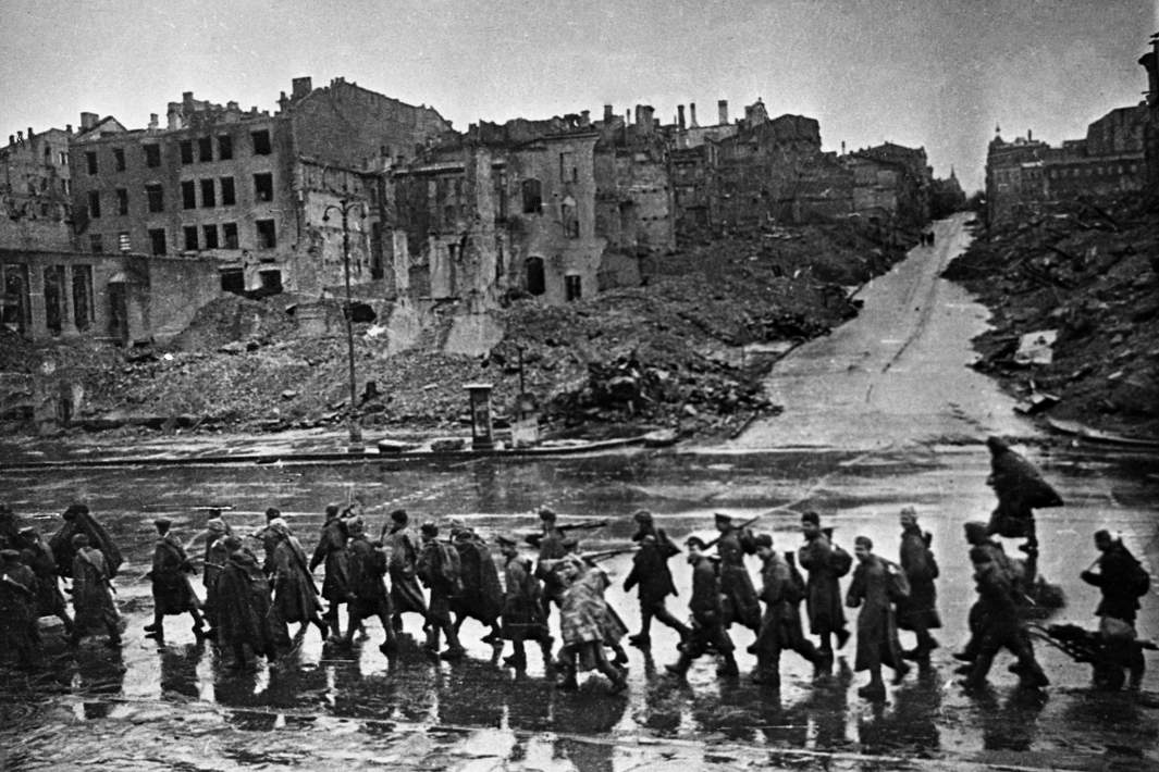 Советские войска проходят по Крещатику. Ноябрь 1943 года