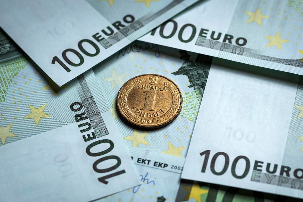 Украинская гривна и купюры Европейского союза