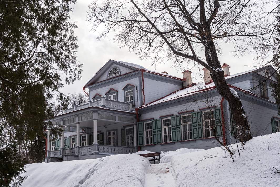 Главный усадебный дом (конец XVIII века, перестроен в XIX веке) в Государственном историко-художественном и литературном музее-заповеднике "Абрамцево" в Сергиево-Посадском районе Московской области