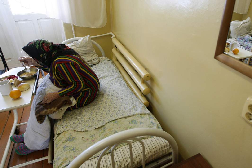 Пожилая женщина за обедом Доме-интернате для престарелых и инвалидов