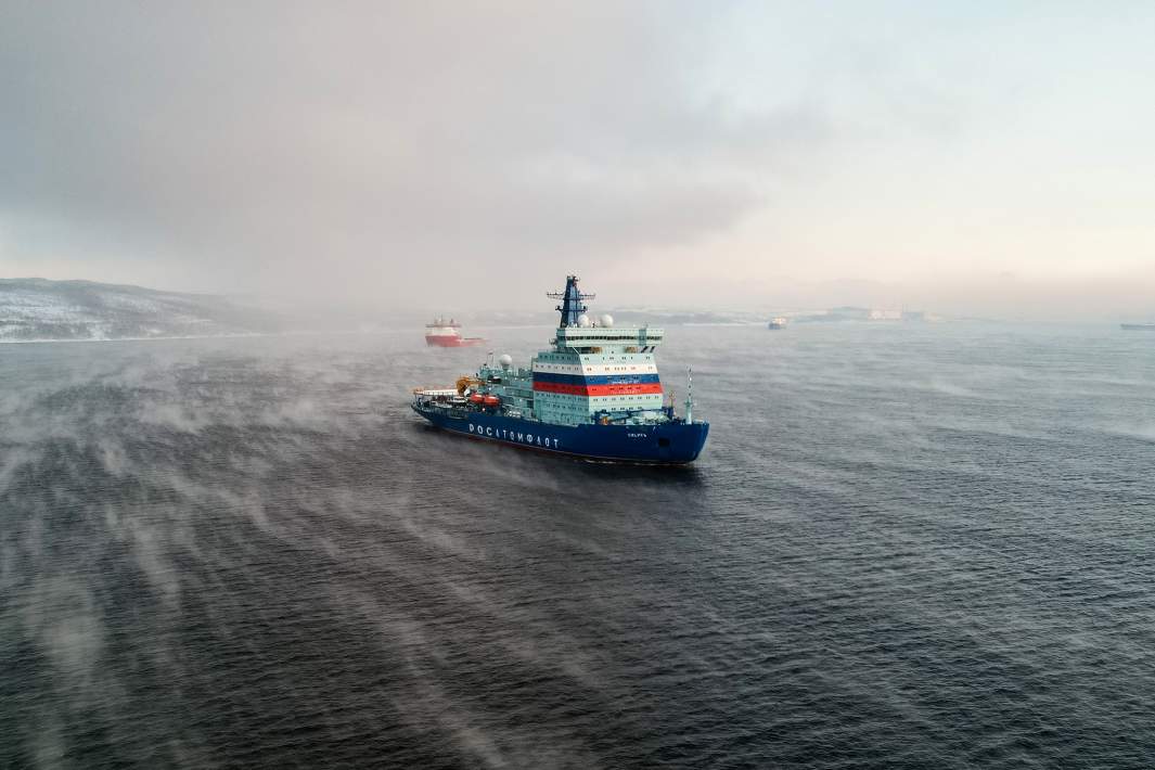 Ледокол в Кольском заливе 