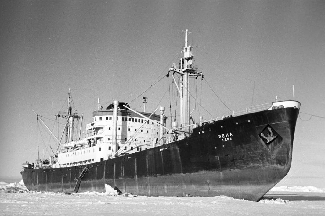 Континент Антарктида. Дизель-электроход «Лена» - флагман советских антарктических экспедиций, база полярников
