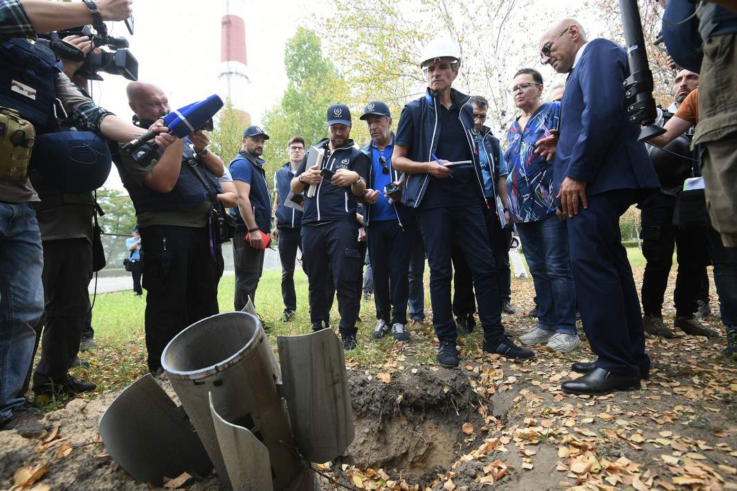 Рафаэль Гросси и делегаты МАГАТЭ осматривают место падения крылатой ракеты на территории Запорожской атомной электростанции