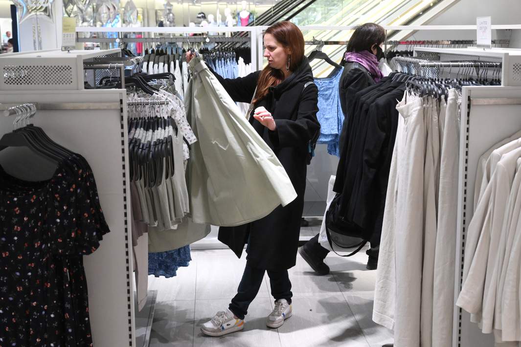 Покупатели в магазине одежды 