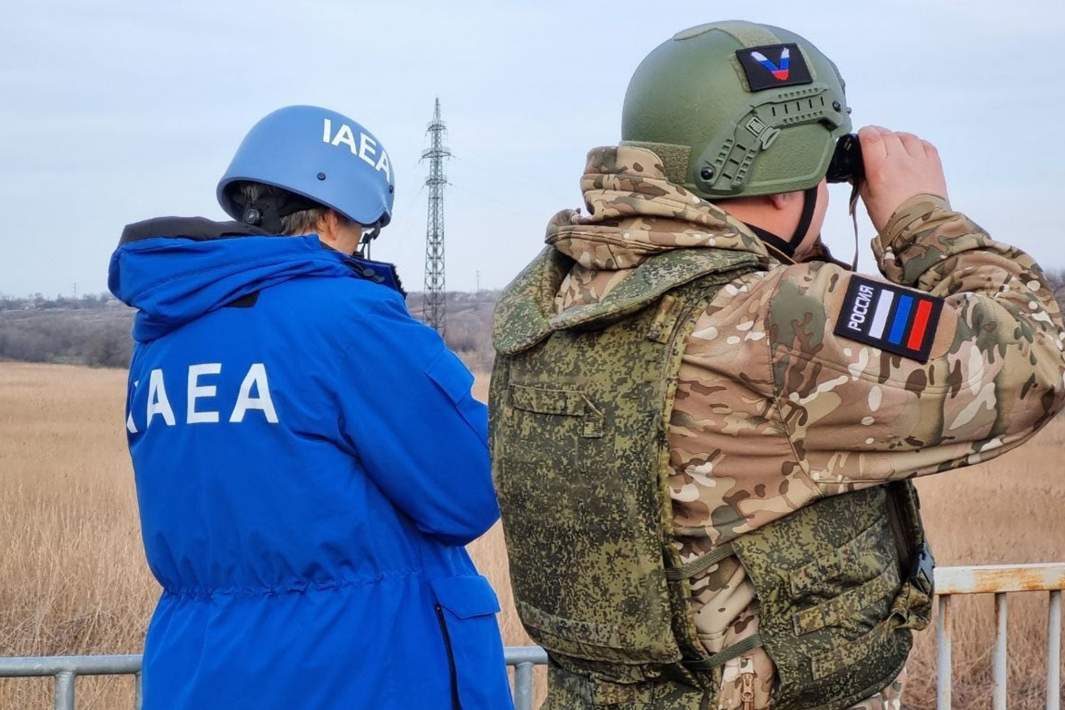 Военнослужащий РФ и член делегации Международного агентства по атомной энергии (МАГАТЭ)