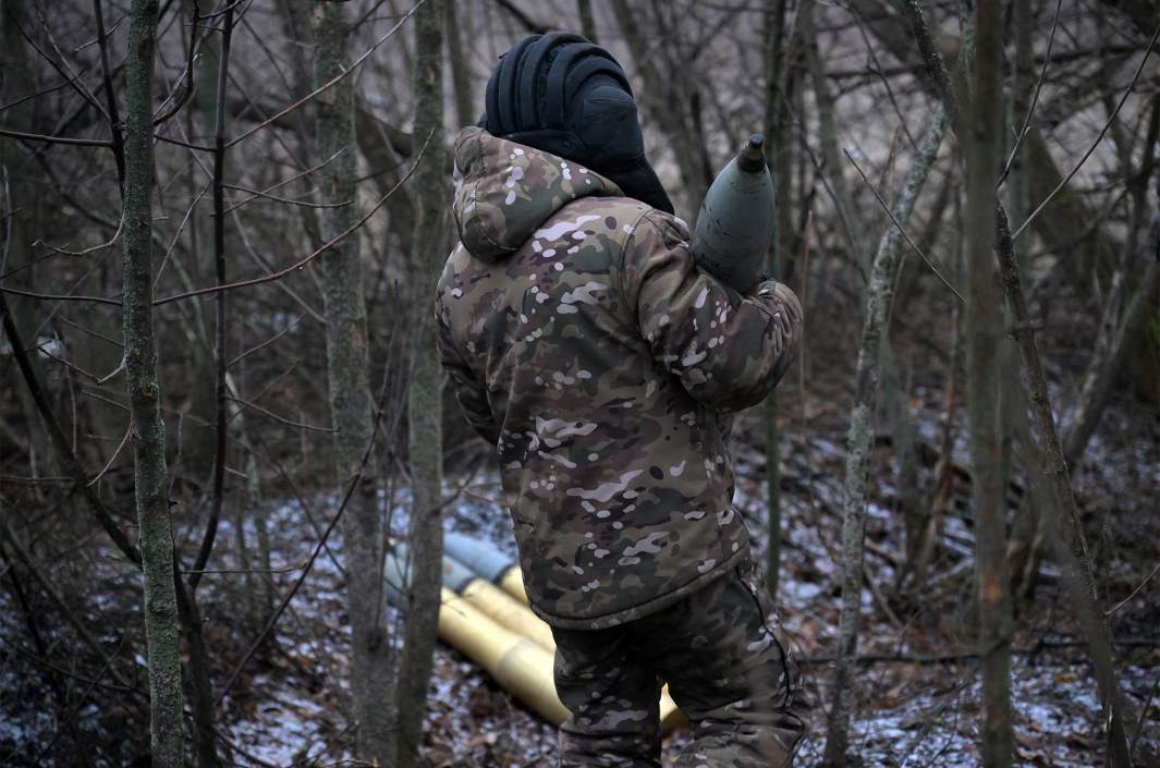 Заряжающий экипажа танка Т-62 2-го армейского корпуса группировки войск «Юг» на северском направлении