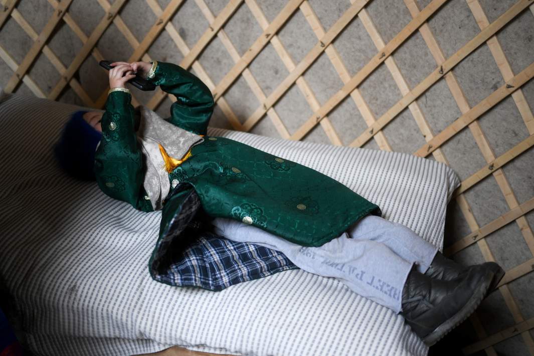 Ребенок со смартфоном