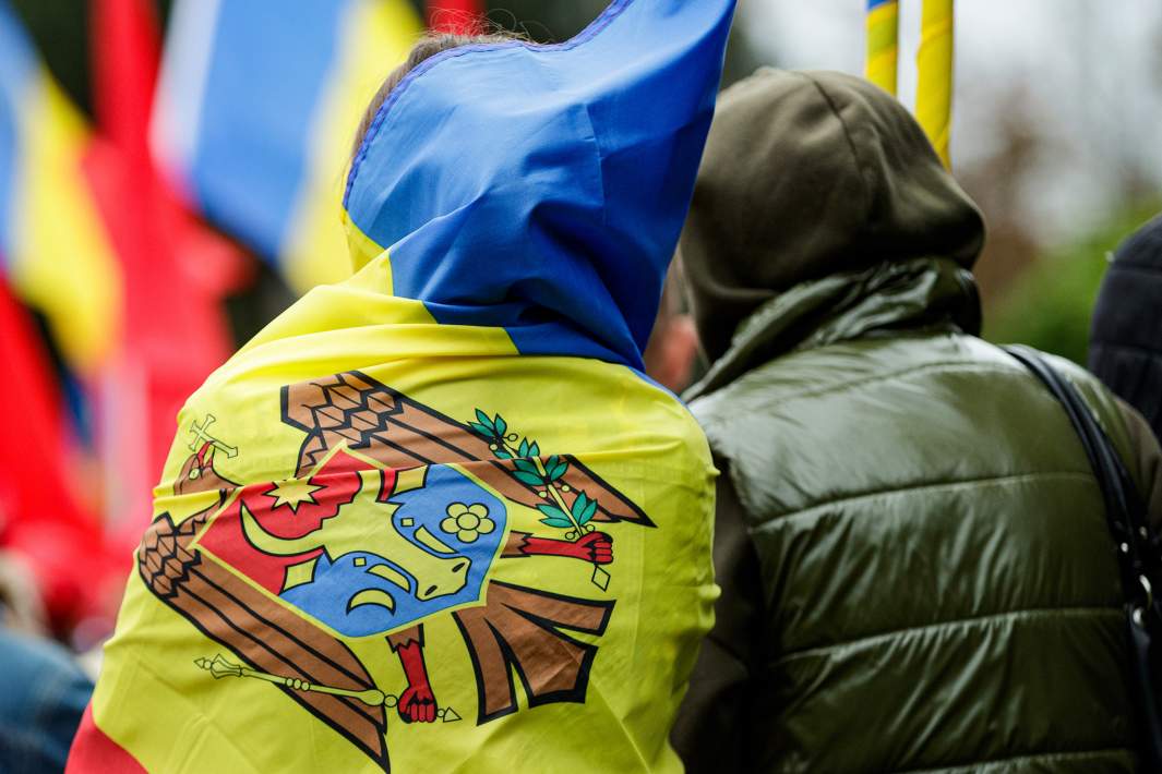 Участники митинга в поддержку свободных и честных выборов в Молдавии