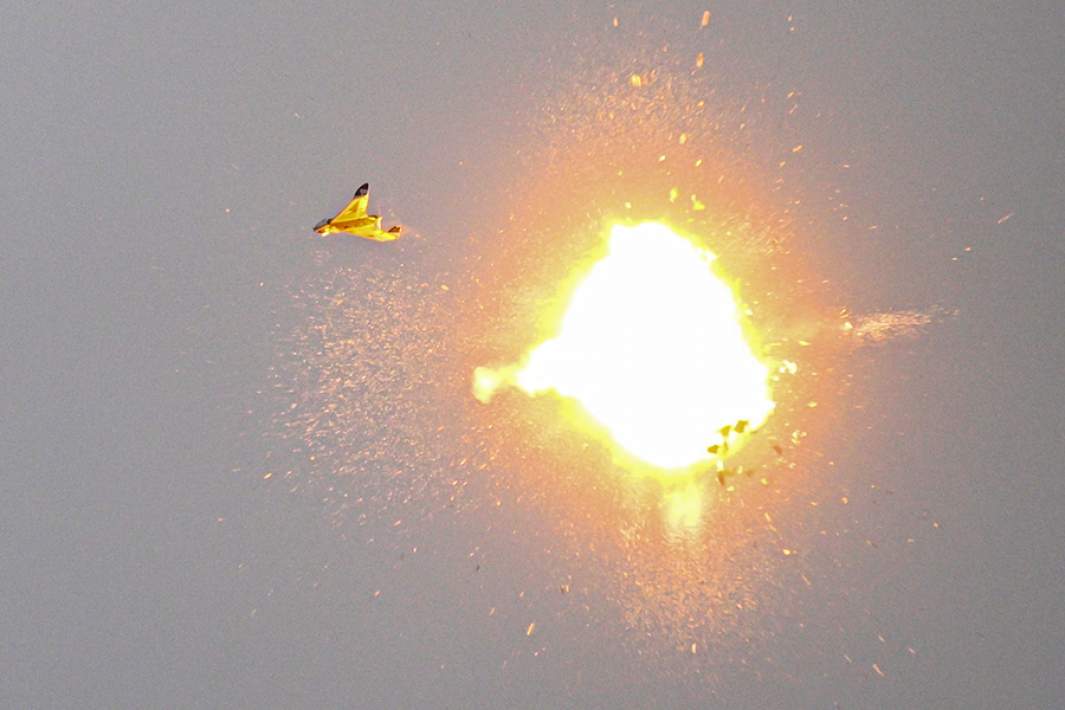 Ударный беспилотник типа «Молния» во время подрыва и уничтожения вражеского объекта