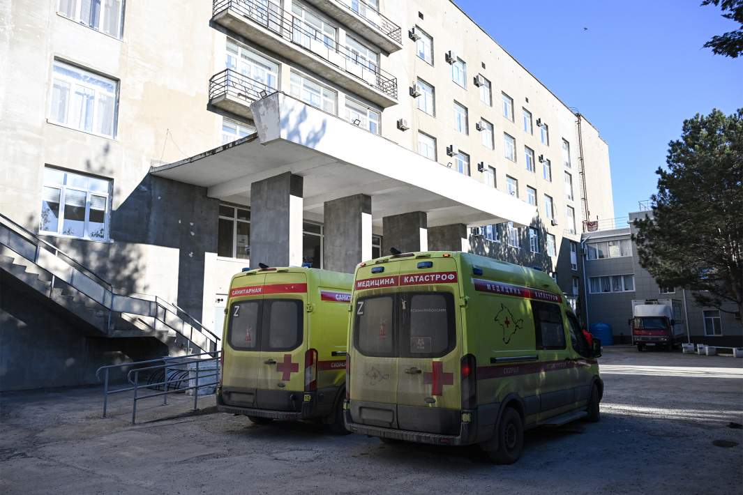 Кареты скорой медицинской помощи у центральной районной больницы Джанкоя