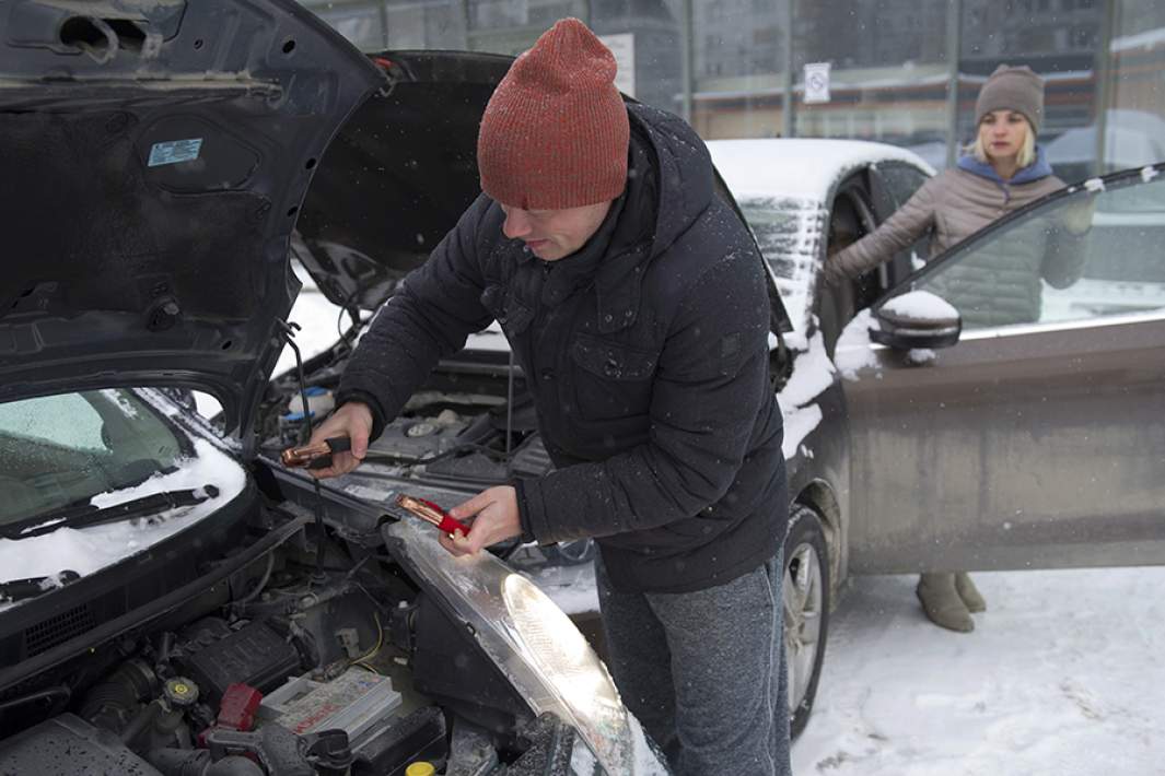 Запуск двигателя автомобиля от аккумулятора другой машины