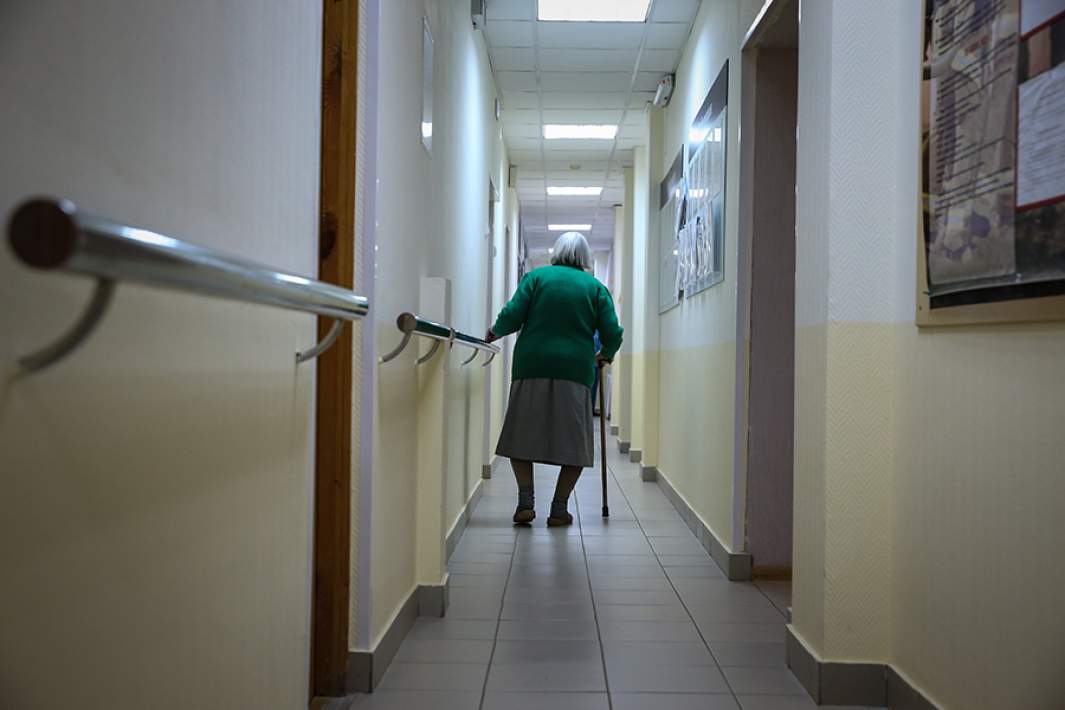 Пожилая женщина в геронтологическом центре