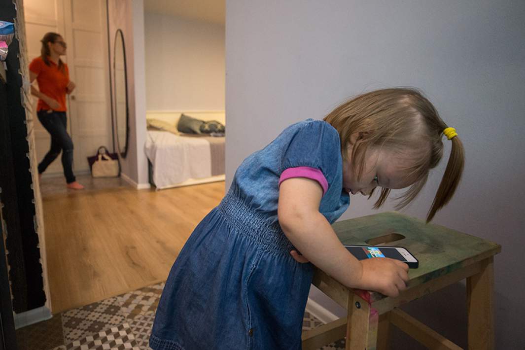 Девочка смотрит видео на смартфоне