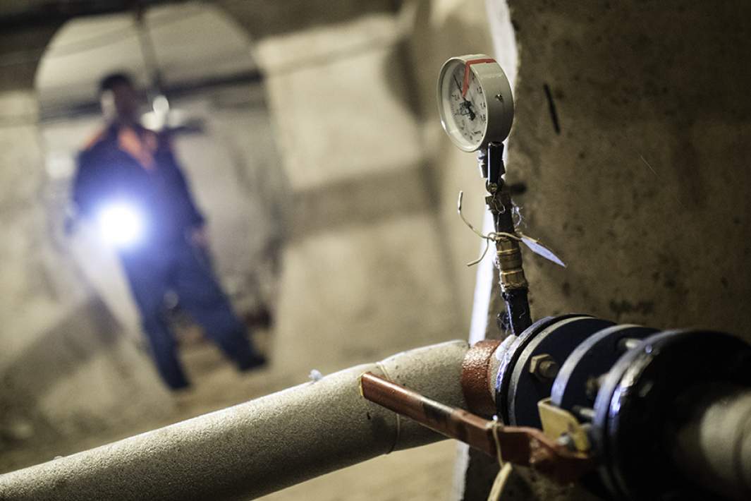 Сантехник осматривает трубы перед началом отопительного сезона