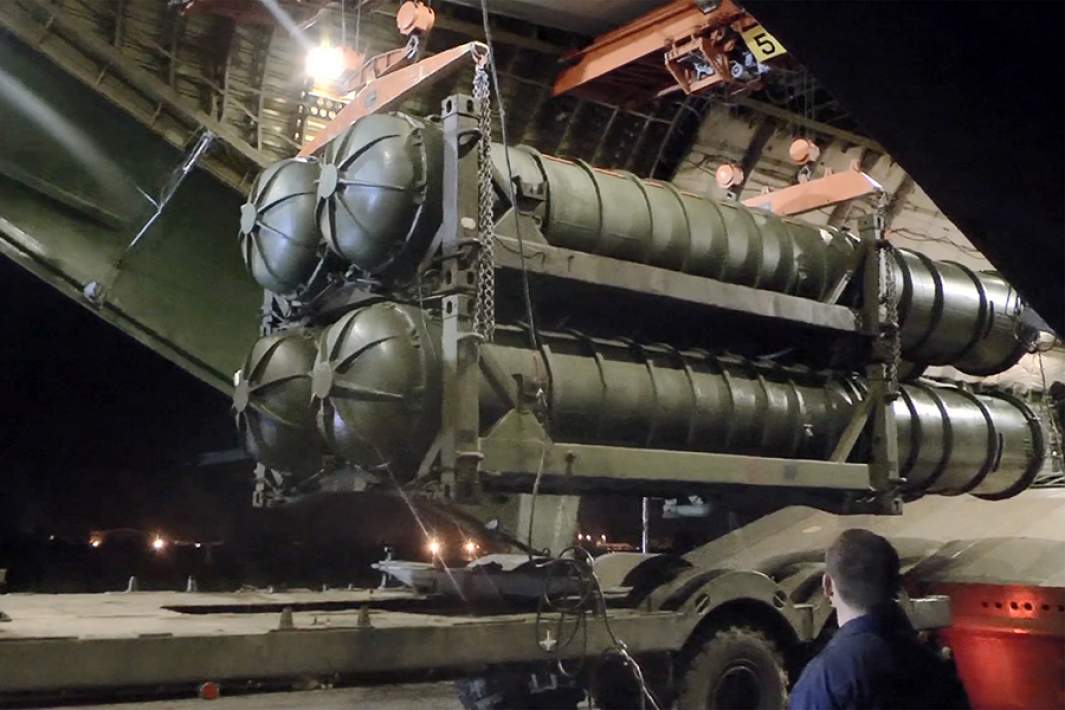 Выгрузка С-300 из самолета 