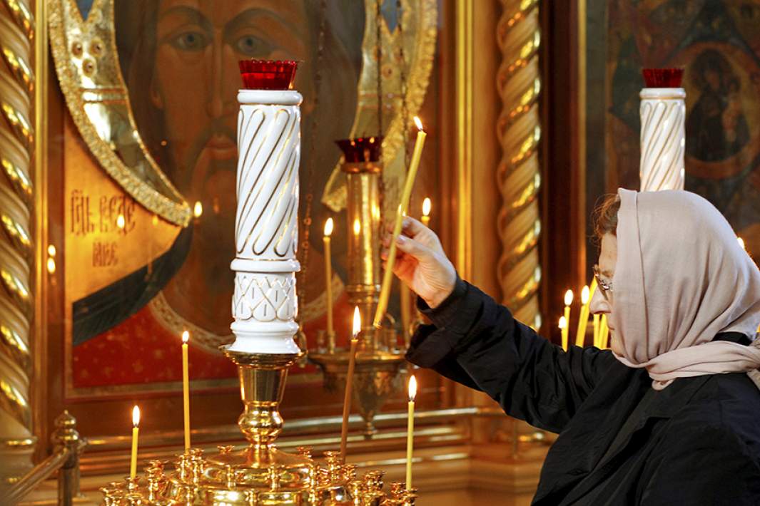 Верующие в храме