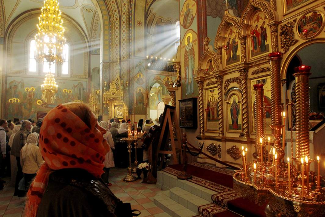 Верующие в храме