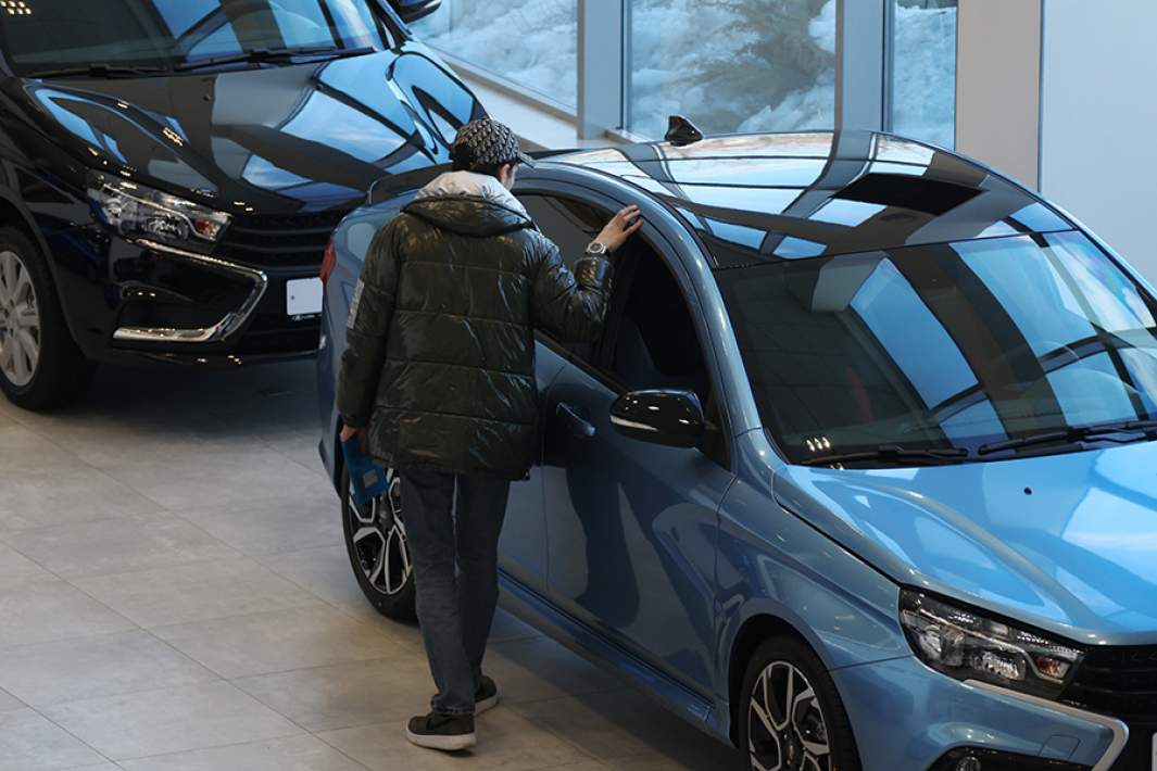 Мужчина осматривает автомобиль 