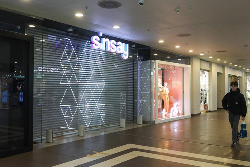 Посетитель у закрытого магазина Sinsay