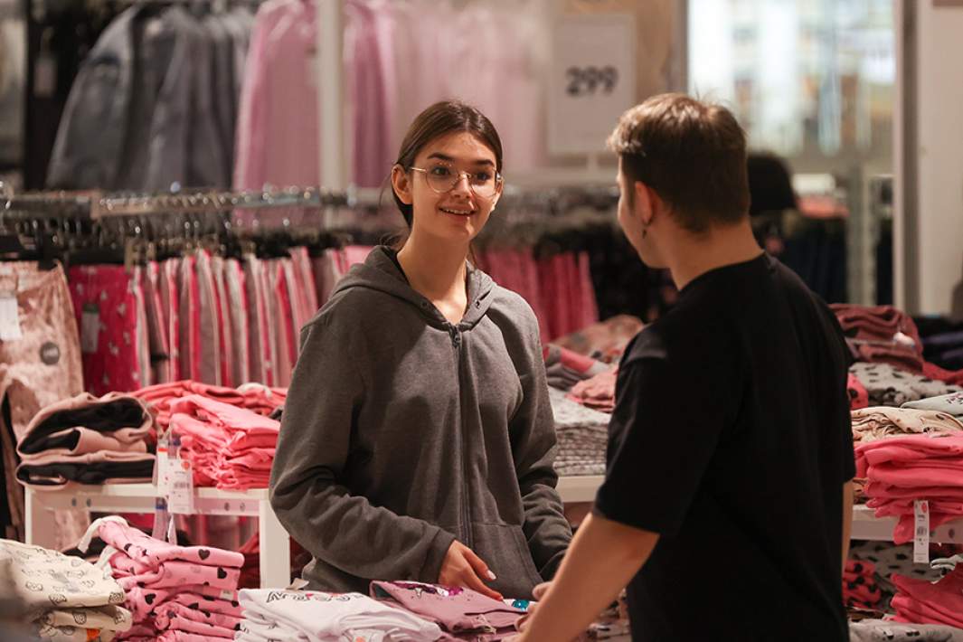 Люди в магазине одежды 